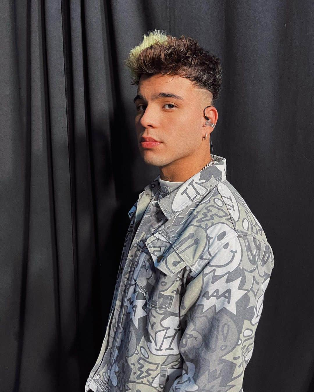 Sebastián Villalobosさんのインスタグラム写真 - (Sebastián VillalobosInstagram)「hoy me subí por primera vez a un escenario después de la pandemia, qué mejor manera de regresar, que cantando por todos los niños de @teletonusa 👏🏼🤍 gracias por hacerme parte de este momento! (también me encontré por los pasillos a @greeicy y les dejamos nuestras muecas con mucho cariño) 😂」12月13日 9時20分 - sebas