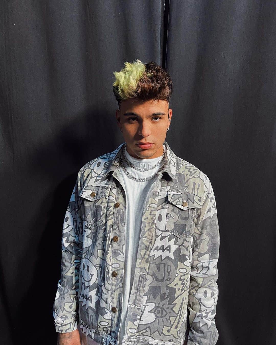 Sebastián Villalobosのインスタグラム：「hoy me subí por primera vez a un escenario después de la pandemia, qué mejor manera de regresar, que cantando por todos los niños de @teletonusa 👏🏼🤍 gracias por hacerme parte de este momento! (también me encontré por los pasillos a @greeicy y les dejamos nuestras muecas con mucho cariño) 😂」