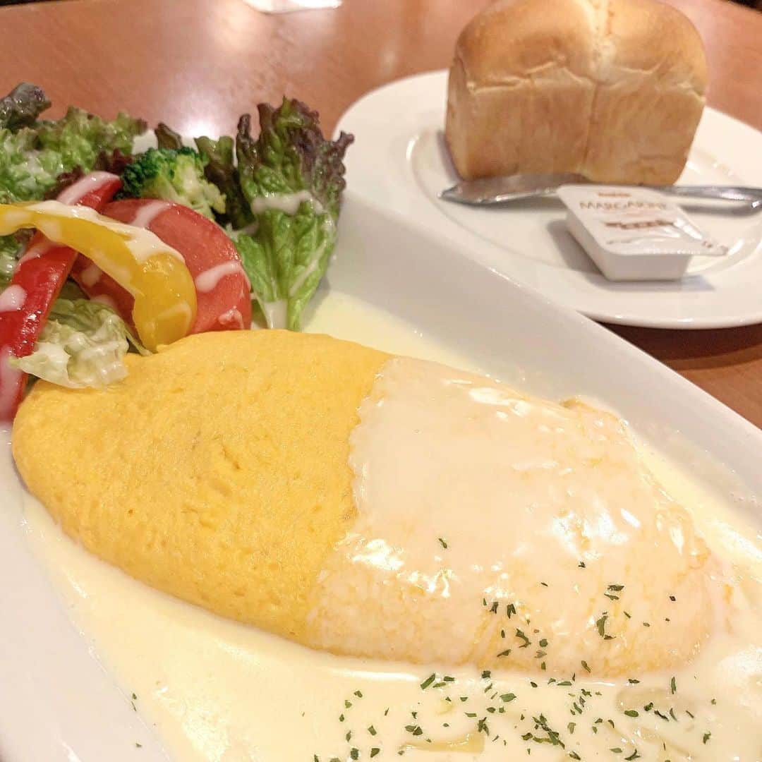 吉川ちかさんのインスタグラム写真 - (吉川ちかInstagram)「渋谷109の中にある MA MAISONの チーズオムレツうまうま🤤💓 . 毎回109へ行ったら食べてる！ チーズと卵のトロトロ具合がやばい。 流し込めるぐらいトロトロ🙌💕 . パン🍞もついてるから お腹もちゃんと満たされます！ . #チーズオムレツ#オムレツ#ふわとろ#オムレツ動画 #渋谷#渋谷109#美味しかった#チーズ好きな人と繋がりたい」12月13日 9時20分 - yoshikawachika_1116