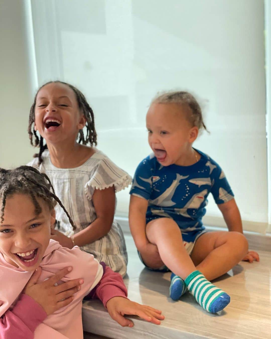 エイヨシャ・カレーのインスタグラム：「This is how excited we are for the start of the @warriors preseason today!!! Let’s go @stephencurry30 and uncle dame @dami0nlee !!! #dubnation 12 years with the dubs and counting! Such a blessing. Praying for the health and safety of all of the players and staff this season! 🙏🏽」