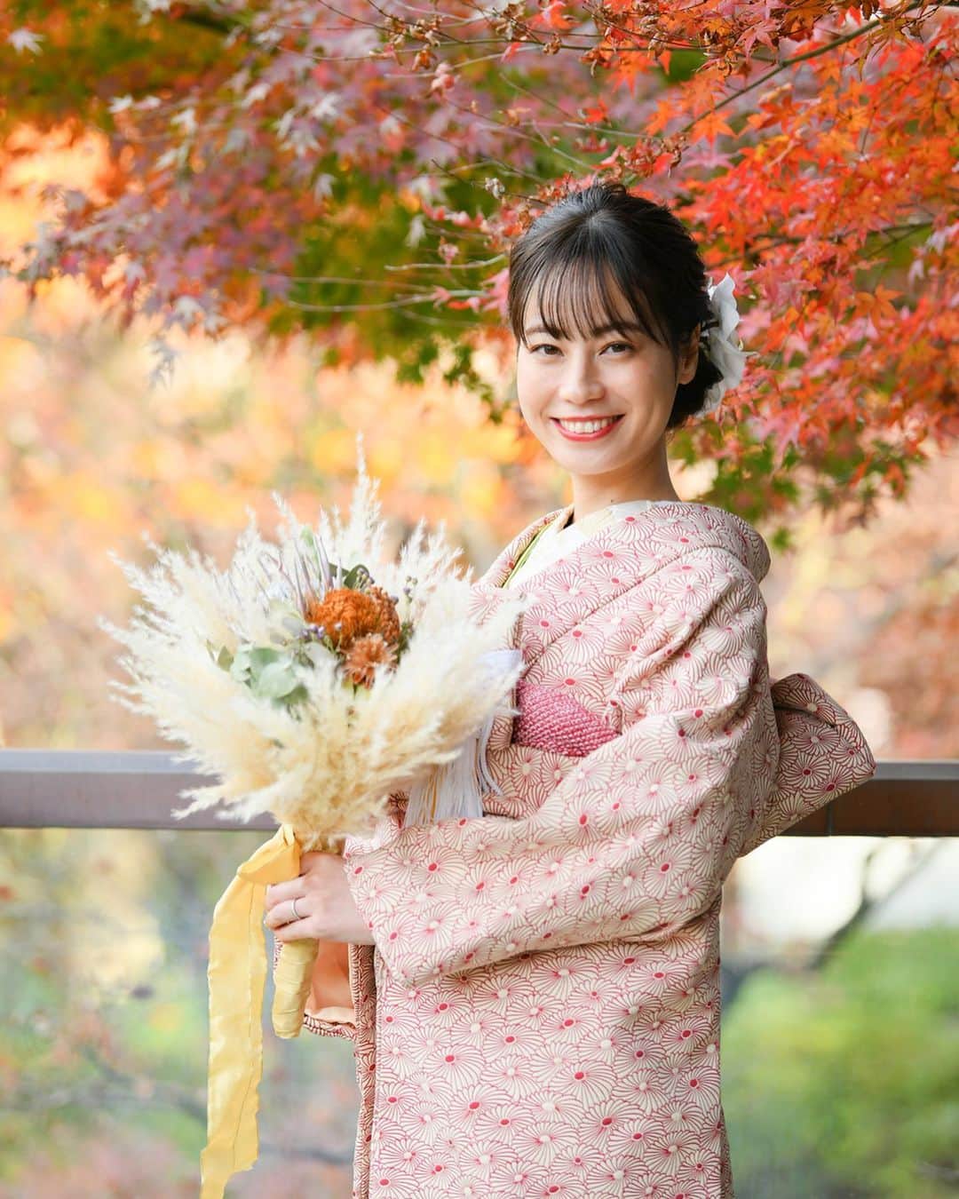 伊藤沙織のインスタグラム：「色掛下ver.も撮っていただきました😚💕アーティシャルフラワーの胡蝶蘭ヘアと、素肌感を出したメイク🤍前撮りの連投失礼しました🙇🏻‍♀️ . Photo... @clairebridalstudio  Hair... @shimane_tomoaki  Makeup... @koiso_jeno  Nail... @oooznooo  Bouquet... @jcotton.yu   . #胡蝶蘭ヘア  #和装前撮り」