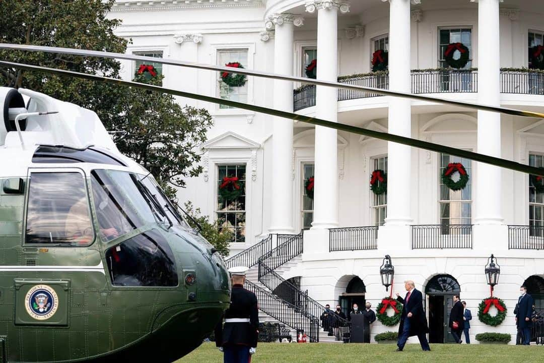 ドナルド・トランプさんのインスタグラム写真 - (ドナルド・トランプInstagram)「#Repost @whitehouse ・・・ President @realdonaldtrump departs for the Army-Navy football game at @westpoint_usma! 🏈🇺🇸」12月13日 9時33分 - realdonaldtrump