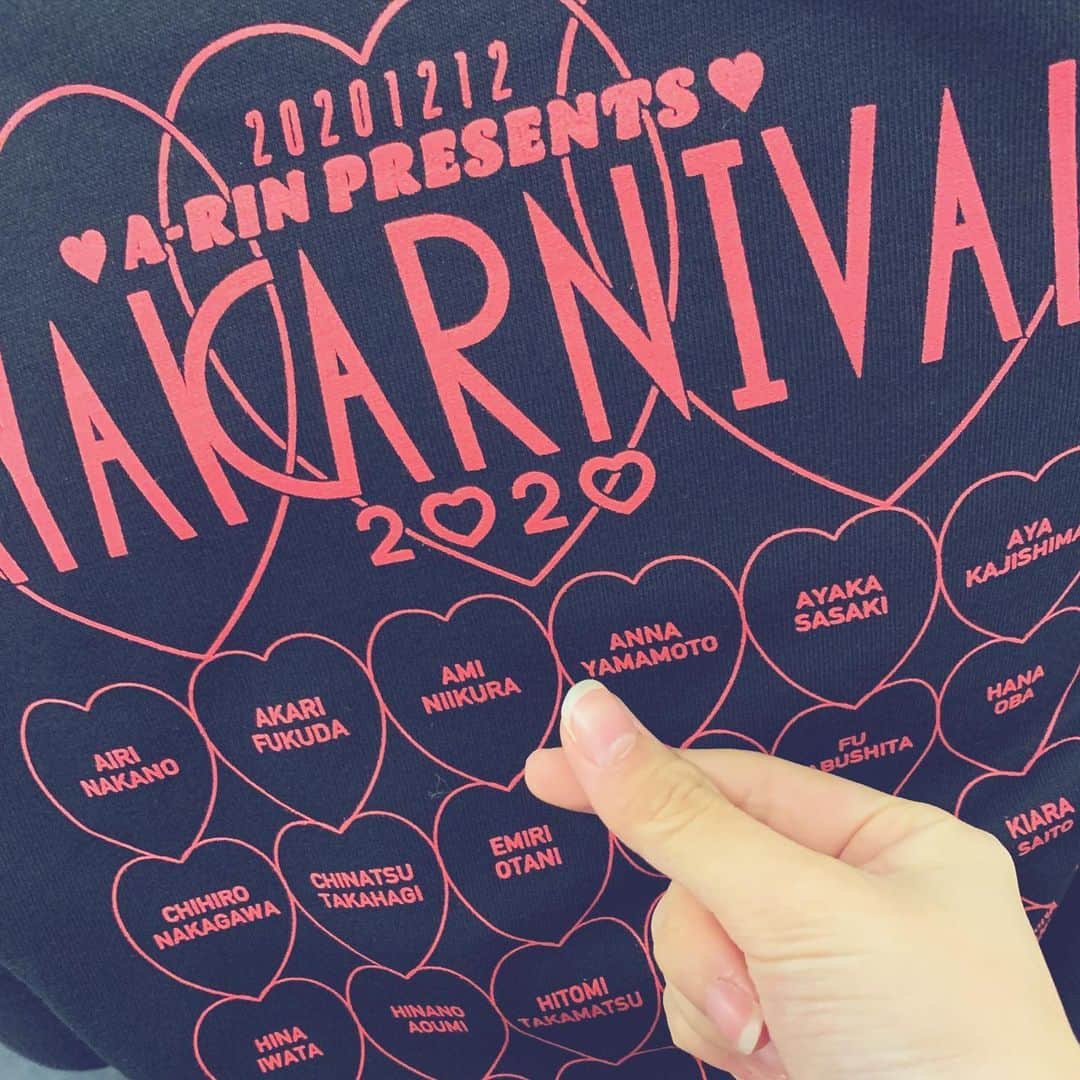 新倉愛海さんのインスタグラム写真 - (新倉愛海Instagram)「💓💗💖﻿ ﻿ 昨日のAYAKARNIVALで頂いたTシャツ😳✨﻿ ピンクと黒の色合いがとっても可愛くて、更に素敵な共演者さまに囲まれて自分の名前が…！う、嬉しすぎます…っ！いっぱい着ます！！！😭💓﻿ ﻿ #アプガ2 #アイドル #AYAKARNIVAL2020」12月13日 9時43分 - ami_niikura_uug2ki