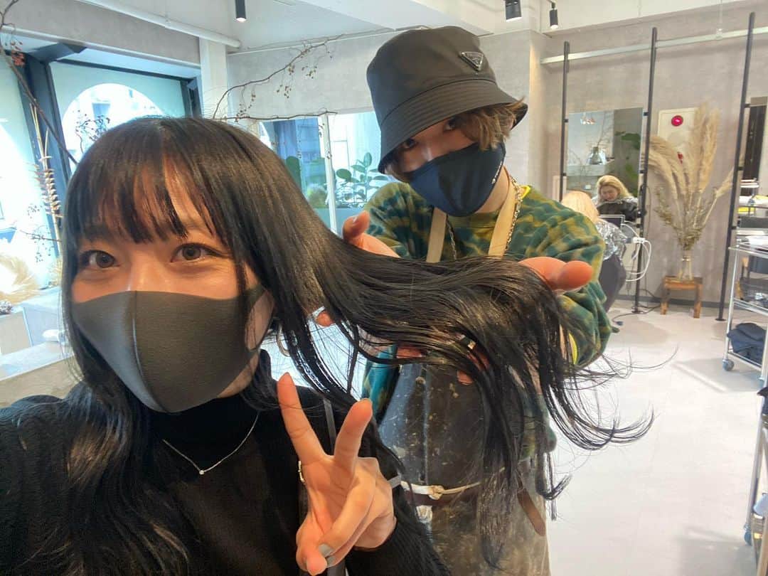 北山まいかのインスタグラム：「弾丸日帰り東京🚄  #一年ぶりのカラーカット　#大満足 #みお久々再会　#なんでおるん」