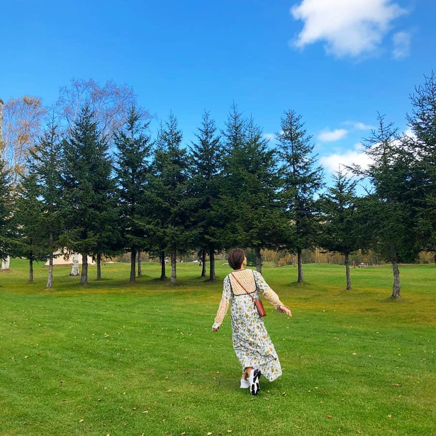 t_ppyのインスタグラム：「そして雲海テラスに行けなかったからトマムザ・タワーへ。 同じ敷地内なので車で2分くらいで着くよ〜  タワーの前には広場になってて🐐とか🐃とかが飼育されてる。 ここが癒しで楽しかった〜！ 次行くならザ・タワーに泊まりたい！  ちなみに雲海テラスに登るためのリフトは朝ＨＰから運行しているか確認してからのお出かけがおすすめ！！ 私たちは朝5時に見て絶望すぎてしつこく何回もチェックしてたけど更新はよっぽどのことなければ無さそう😂  また来いってことだな🥺❤️  #北海道旅行  #トマムザタワー  #トマム」