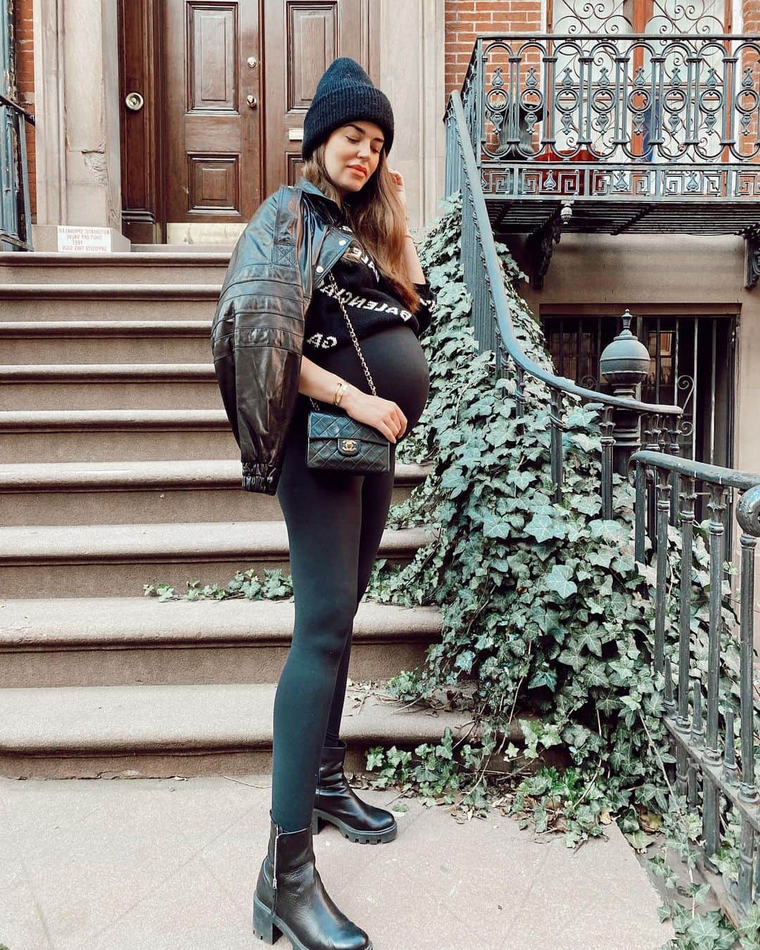 のインスタグラム：「The only clothes I fit: Leggings 🙈」