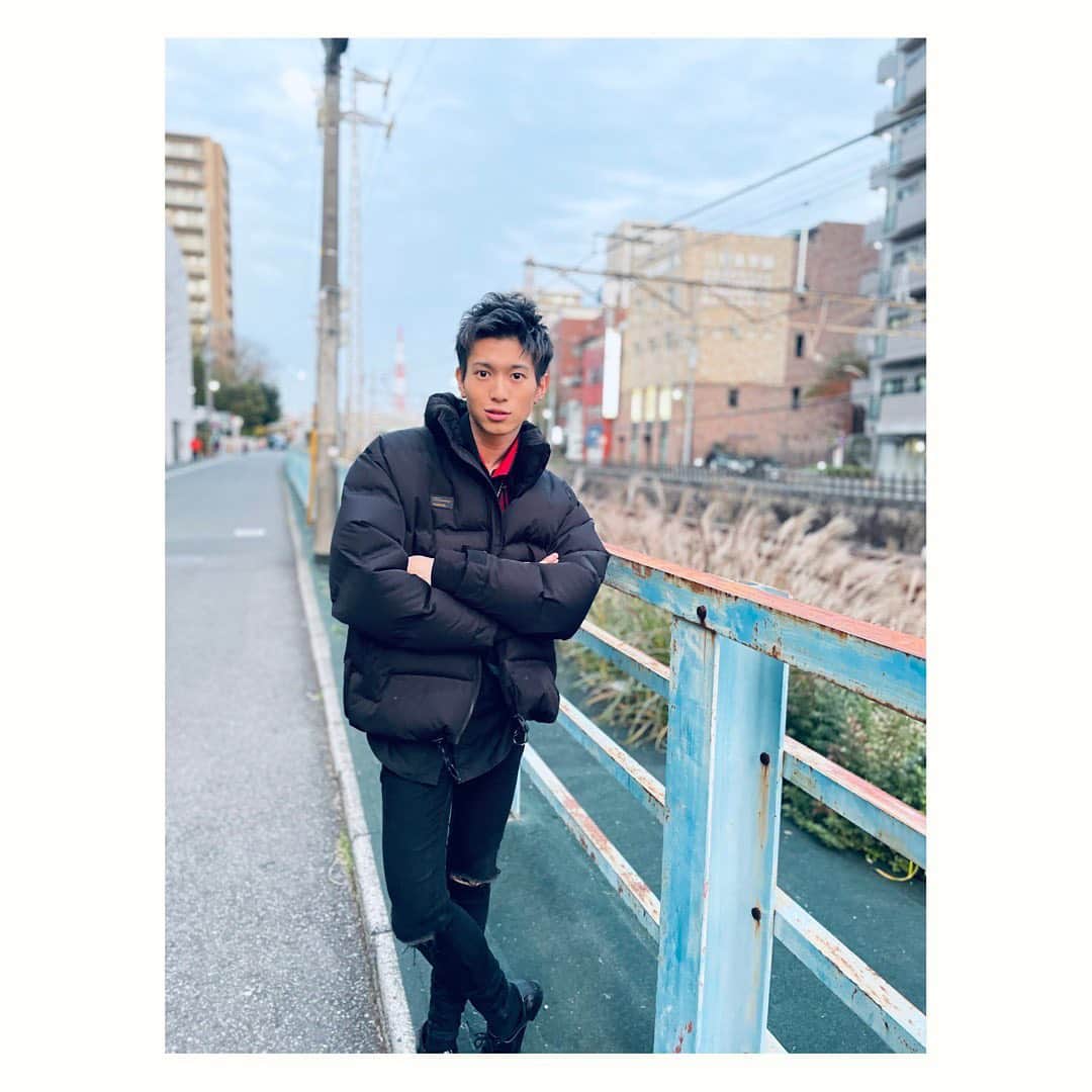 岡田鷹斗のインスタグラム：「カメラ目線 in町田と岡田  #踏切 #電車 #線路　#カメラ #目線　#景色　#レトロ　 #イケメン#短髪　#岡田鷹斗 #followｍe  #アキラさんカメラ」
