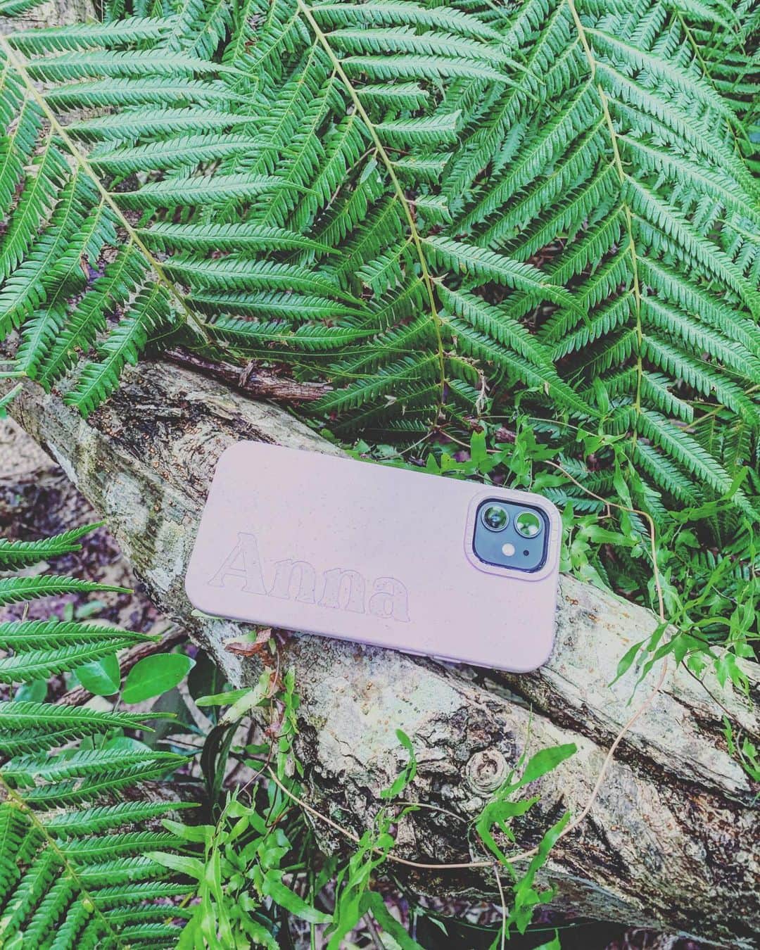 蒼あんなのインスタグラム：「iPhone12にしたから海の中を撮ろうと思って持って行ったけど、水深5-6mまでいけるみたいだけど壊れるんじゃないかと思ってチキって結局陸でしか使ってない😂🐥 ケースは竹からできた @casetify_jp の100%生分解性のケースをチョイスしたよ！ 西表島でみた海亀🐢や海がいつまでも綺麗であるためにもっと自然に優しいものをチョイスしていきたいな🌳🌏  #caserifyconsious @casetify #biodegradable #bamboo #生分解性」