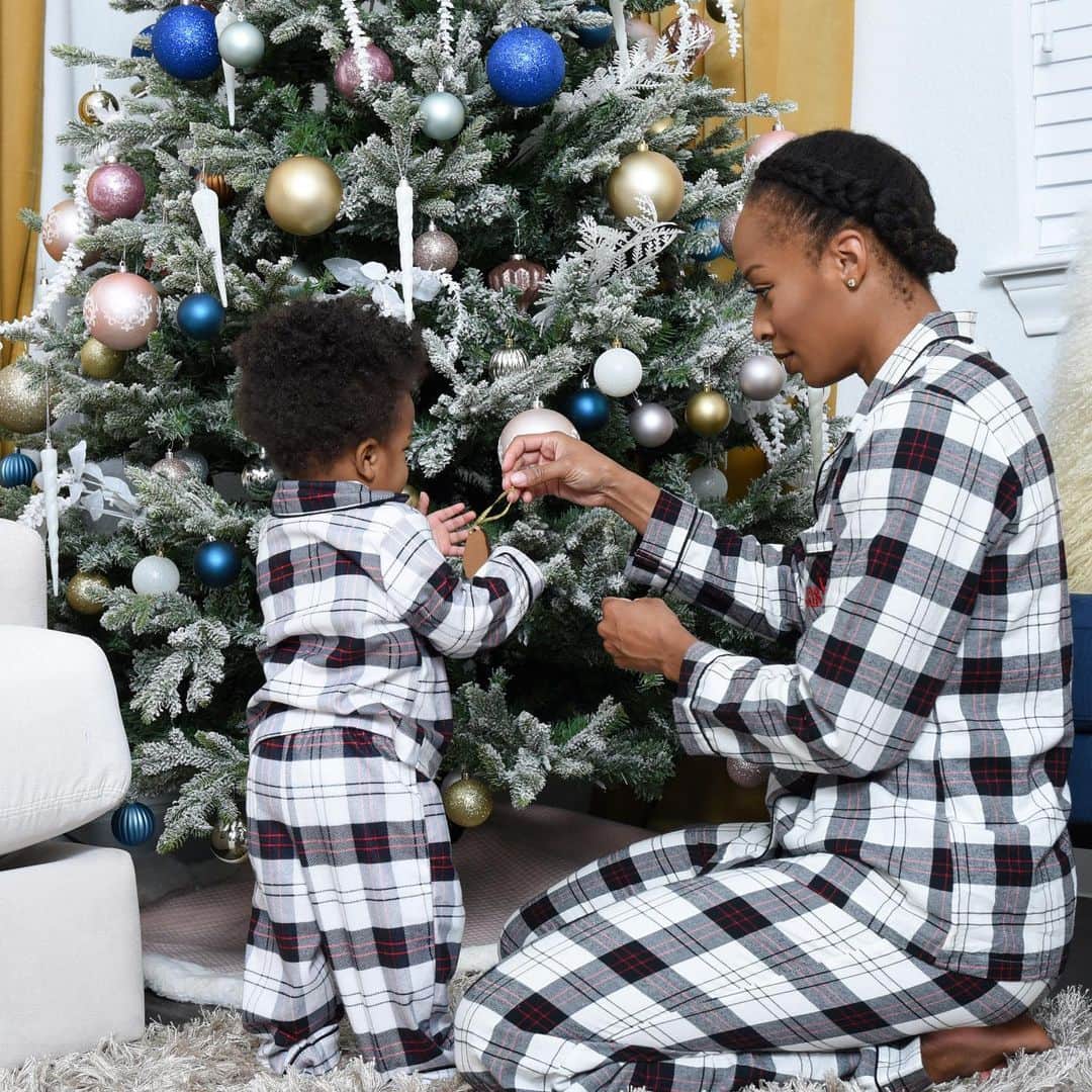 ナターシャ・ヘイスティングスのインスタグラム：「Less than 2 weeks until Christmas! Did you put your 🌲 up yet? Have any 🎁 under there? I still get excited like a big kid for Christmas! Family time, opening gifts, and food is the way to my heart ❤️ I’m especially excited to see the look on Liam’s face as he opens his presents (although he’s seen them all already 🙈) 🎄Moms, at what age do you start getting crafty with hiding the presents? 😂」
