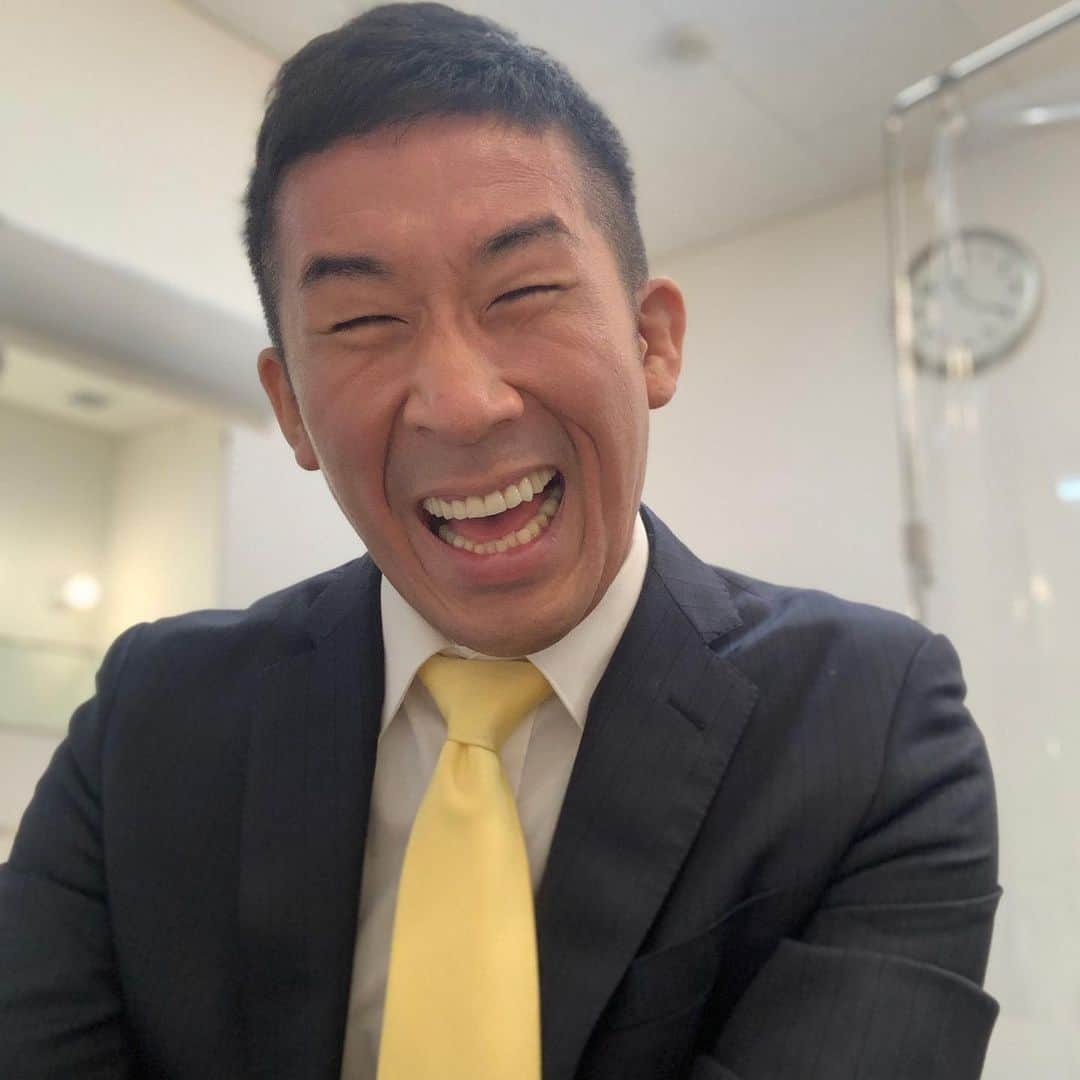 田村裕さんのインスタグラム写真 - (田村裕Instagram)「今日も一日お疲れ様です。  皆さん笑顔で頑張れたなら明日も良い一日になりますね。  明日も楽しんで行きましょう〜。  ポジティブ最強！ポジティブに勝るもの無し！  漫才も最強！お風呂も最強！入らんけど！w  #1日お疲れ様です #今日も笑えた？ #笑えなかったとしても大丈夫 #俺が笑ってる #明日は笑おう #麒麟田村 #タムラ433 #TAMURA #smile #SMILE #powersmile #POWERSMILE #パワースマイル #エネルギースポット」12月13日 0時53分 - hiroshi9393