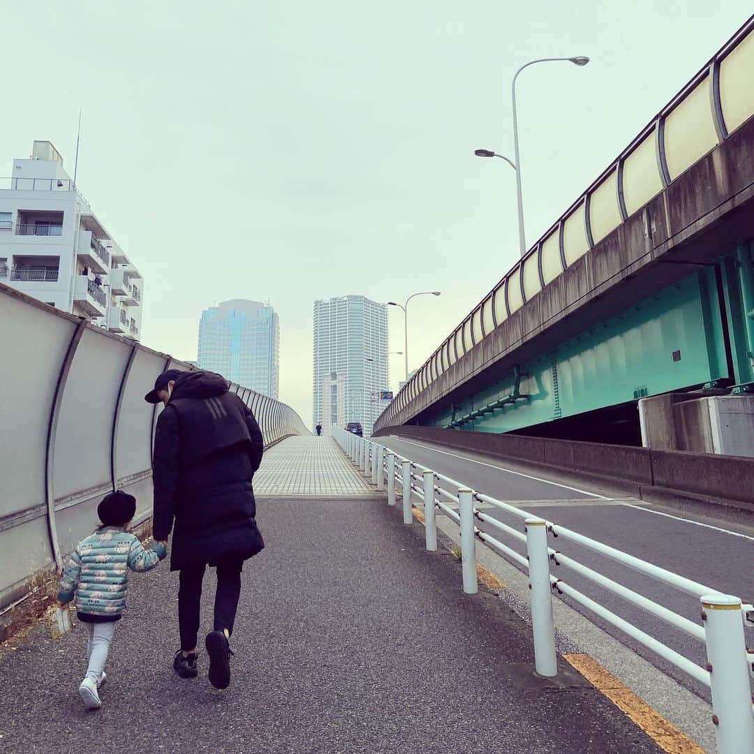 森豪士のインスタグラム：「ららぽーとまでお散歩しよーと言ったのに、ほぼ最後まで抱っこでの移動となりました😂 腕も足腰も良い感じ💪🏽💪🏽 #筋トレ #散歩 #散歩日和 #結局歩かない #threestripes  #adidas」