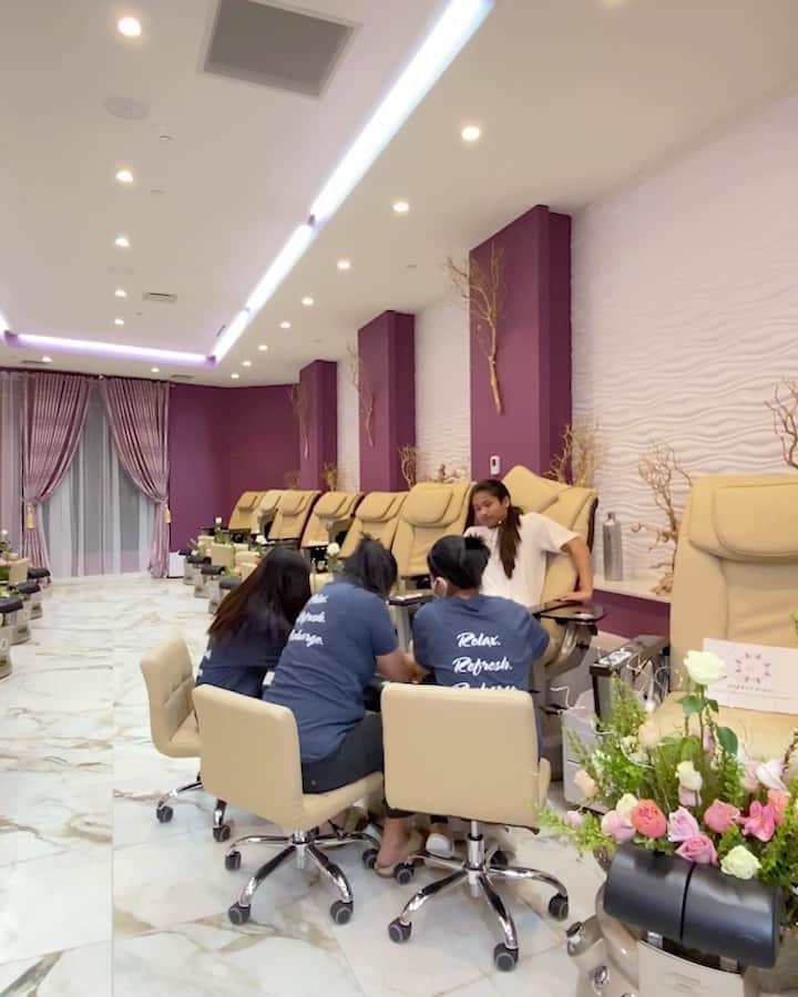 ダニエル・アエンのインスタグラム：「Nothing like a day at the nail salon 💅🏼 Follow the inventor of @BangEnergy @BangEnergy.CEO 😎 #BangEnergy #EnergyDrink」