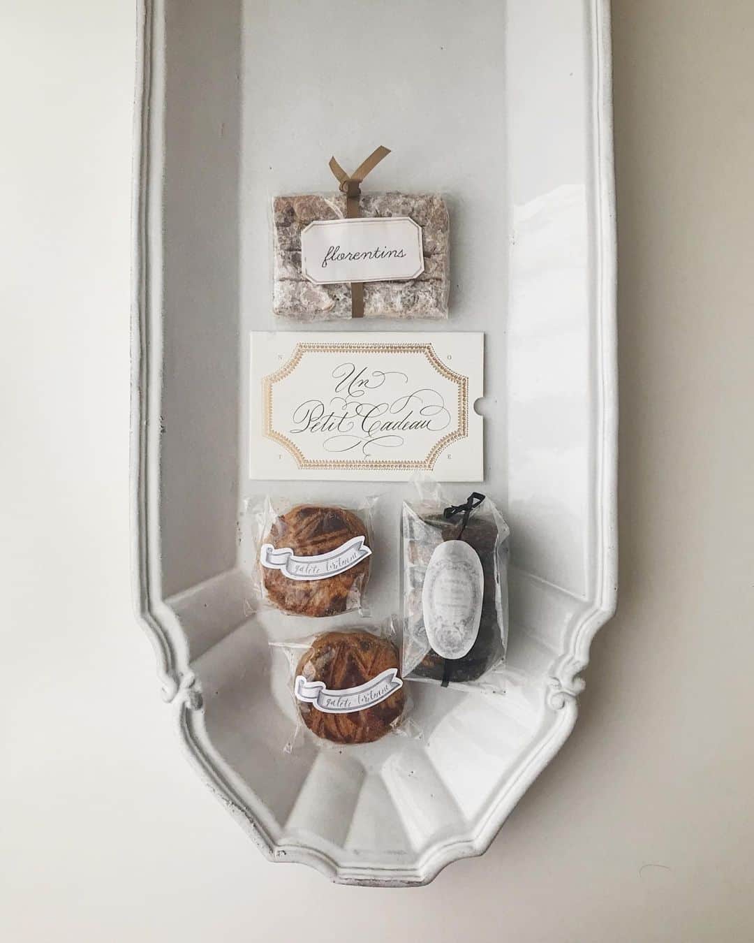 のインスタグラム：「Simple happiness! — #cadeau #cookies #weekend #simplehappiness #sablés #petitcadeau #patissier #florentinecookies」