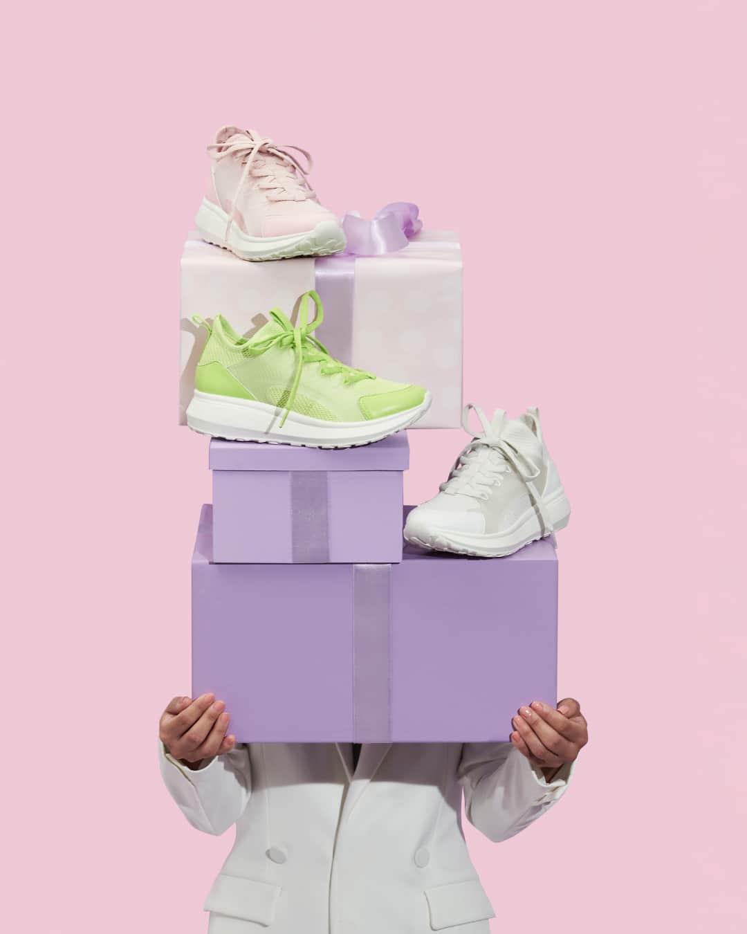 Santa Lollaのインスタグラム：「Como surpreender uma mulher com estilo esportivo? Claro que com um bom e confortável par de sneakers! Desliza para o lado e escolha a sua cor favorita. [ R$229,90 cada ] #santalollaverao21 #giftguideSL #sneakers #sporty」