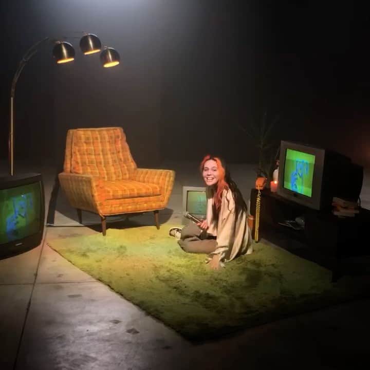 のインスタグラム：「oh shit it's livestream day one stream down, two to go see you next in 3 hours ❤️」