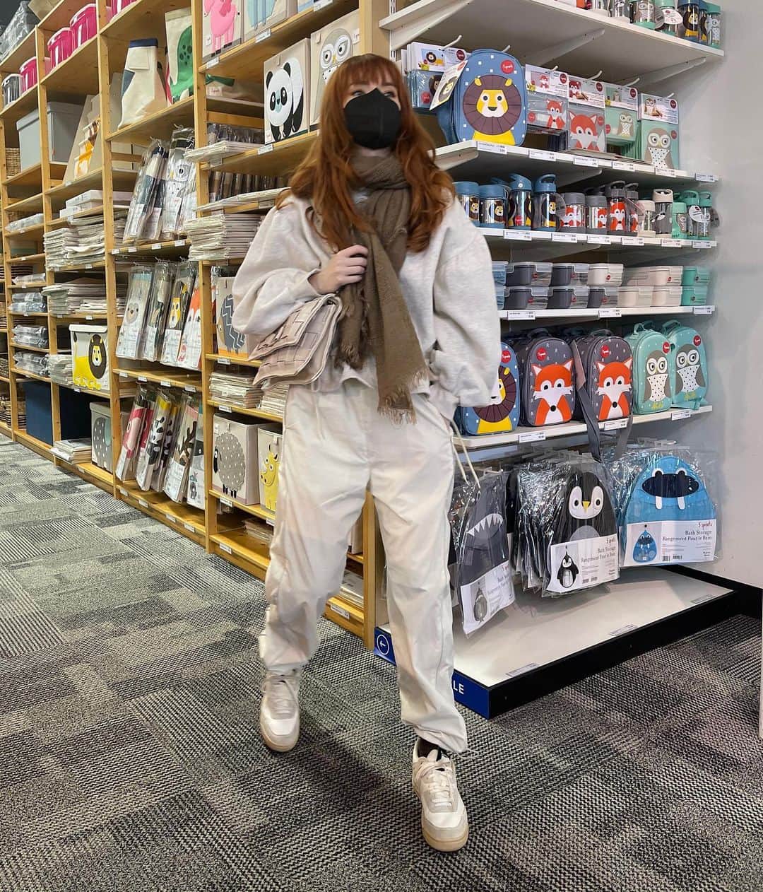 ジェーン・アルドリッジのインスタグラム：「Marshmallow lady coming through 🥚🥚🥚」