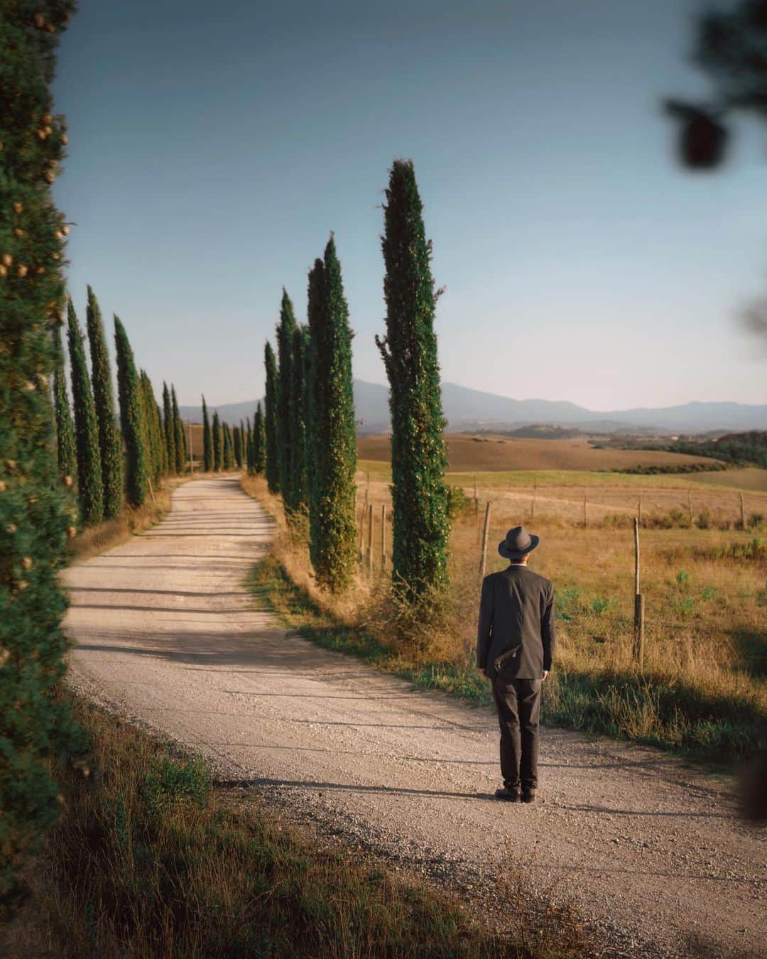 Simone Bramanteのインスタグラム：「{ Gently Shaped } • I traveled extensively in Northern and Central Italy lately, finding in the shapes of the landscapes the respect and the smartness who worked it, without changing his identity. On this trip I talked about the excellence of our territory in a story produced together with @whatitalyis and a partner synonymous with class and elegance @millemigliaofficial   #🇮🇹 #whatitalyis #millemiglia2020」