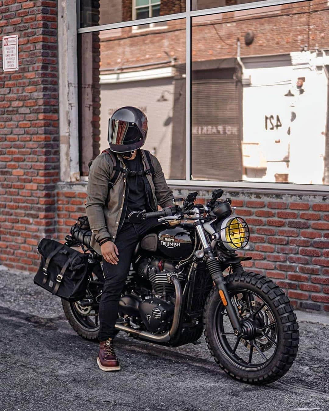 epidemic_motorsさんのインスタグラム写真 - (epidemic_motorsInstagram)「Looking forward to the weekend @motoxventure   #triumph #triumphmotorcycles #bonneville #triumphbonneville #scrambler #bratstyle #motorcycles #caferacer #caferacersofinstagram #fortheride #triumphscrambler #moto #motorcycles #scramblertracker #caferacerworld #caferacerporn #bikersofinstagram  #bikeadventure #exploremore #losangeles #epidemicmotors #epidemic_motors」12月13日 1時12分 - epidemic_motors