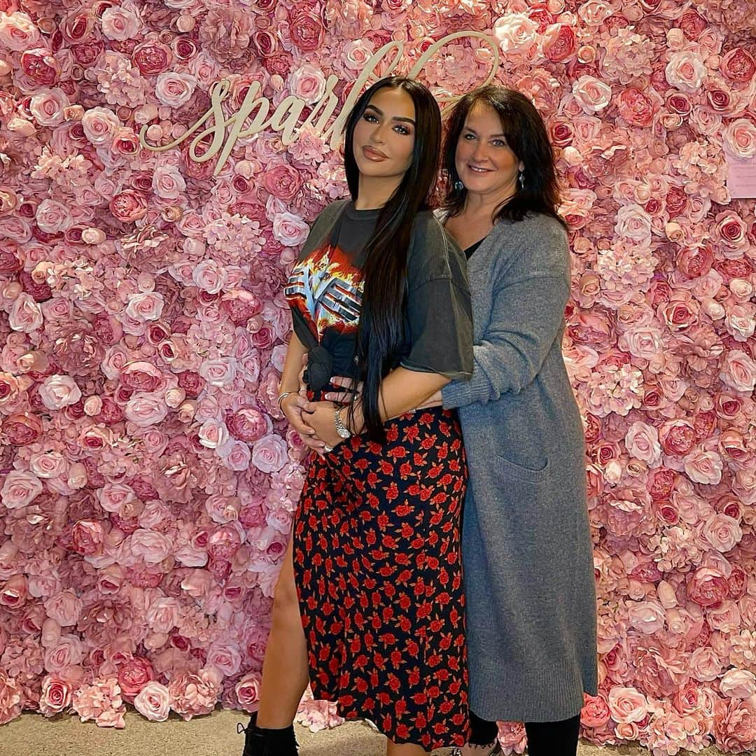 Carli Bybelさんのインスタグラム写真 - (Carli BybelInstagram)「Happy birthday to my queen @jodirae_35 👸🏻 my best friend, my role model & my mommy. Today we celebrate you❤️ so blessed to have you in my life, always in my corner. Thank you for showing me what unconditional love is all about. I know I’ll be a great mother because of all you’ve taught and shown me through the years. Can’t wait to see you as a grandma!!!! How lucky our sons are to have you🥰❤️ Love you to the moon and back!!!!!! #proudmomma」12月13日 1時12分 - carlibel