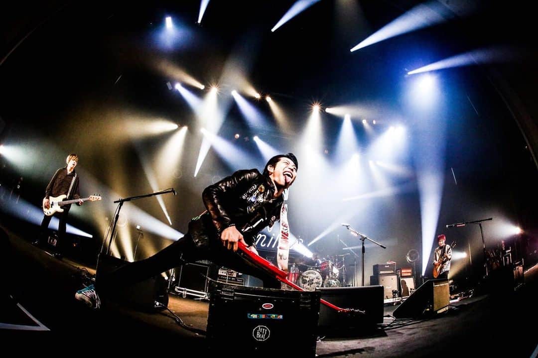 のインスタグラム：「go!go!vanillas ROAD TO AMAZING BUDOKAN 2020 福岡サンパレス   「JETT Rubs the GUITAR!!!」  photo by @nabespg   #gogovanillas #jettseiya #jettrockschool #jettbeat  #drumutant #RTABT2020」