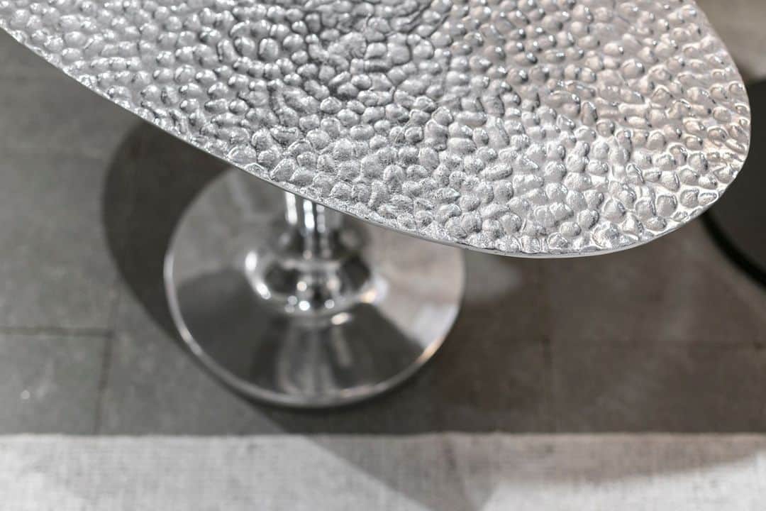 ジェルバゾーニさんのインスタグラム写真 - (ジェルバゾーニInstagram)「NEXT 147 coffee table, cast polished aluminium with hammered top.⁠ Design @paola.navone」12月13日 1時30分 - gervasoni1882