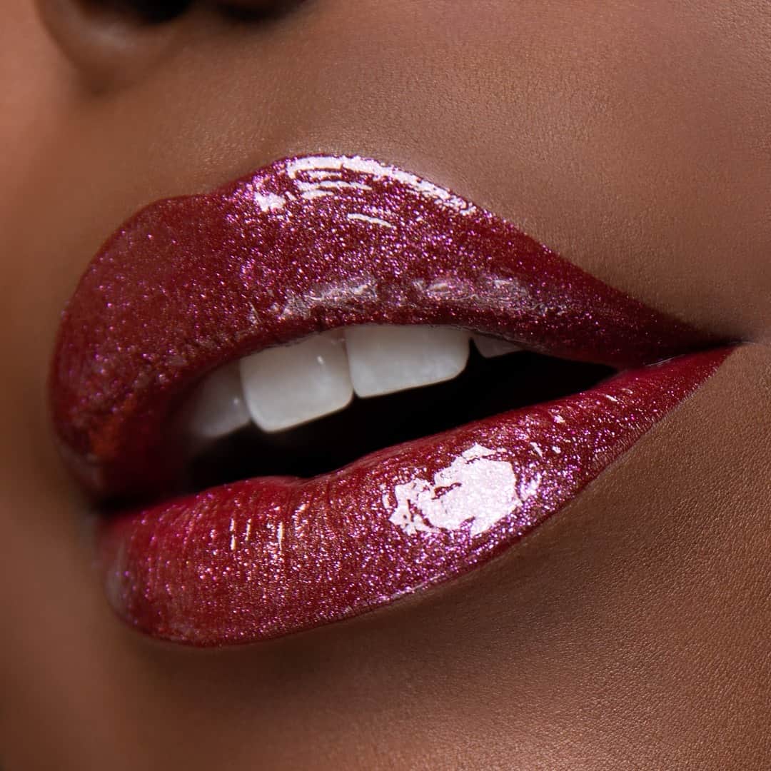Smashboxのインスタグラム：「Lips like holly berries ♥️our holiday collection boxes are the perfect last minute gifts to sneak under the tree – get em before they're gone! @jieasa」