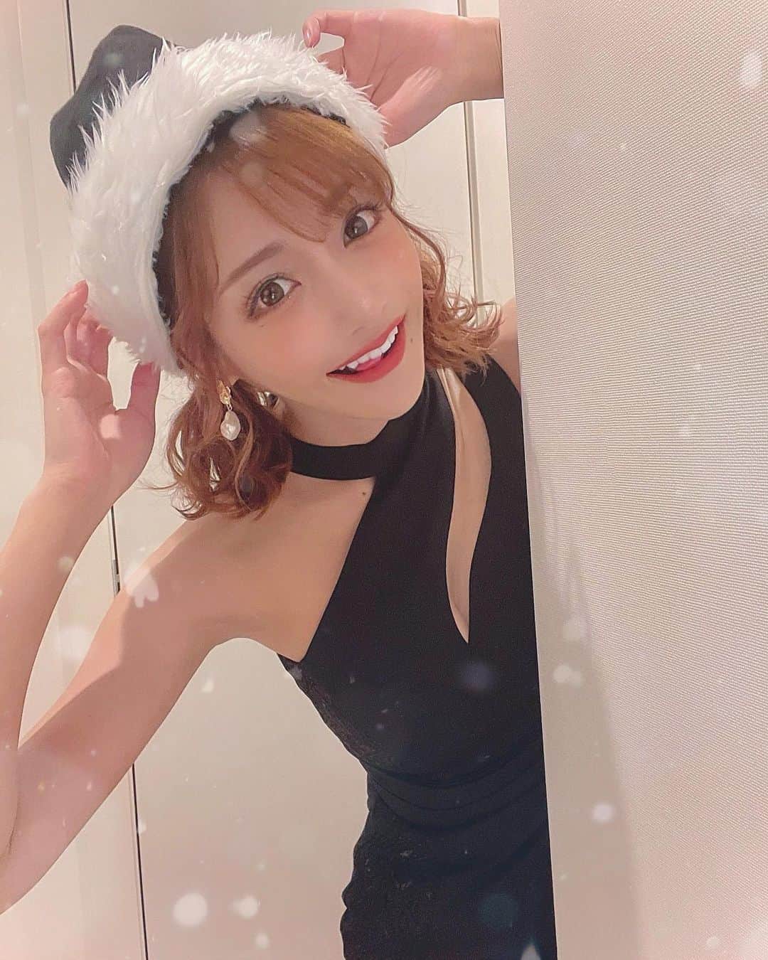 明日花キララのインスタグラム：「. インスタライブ見てくれた方ありがとうございました🎅🏼❤︎ ずっとsold outだった#KISSHADA やっと再販しました！！！ Xmasプレゼントにもピッタリで高級感あふれるオリジナルギフトラッピングと一緒に女の子にプレゼントするときっと喜ばれるはず！！🎁 年内の入荷が最後になっちゃうかもしれないので急いでチェックしてみて下さい🐻‍❄️🎄 . きいたんも明日に備えて今日もキスハダしてたところ🧖🏻‍♀️ みんなに会えるのとってもとっても楽しみにしてます。 それではおやすみなさい🐇🤍 . #貼る白玉点滴  #キララ肌」