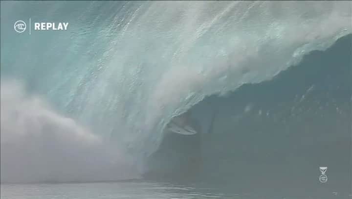 ミシェル・ボレーズのインスタグラム：「One wave from last year #Pipemaster . There is a good swell coming for tomorrow.let’s hope for the best ! @wsl」