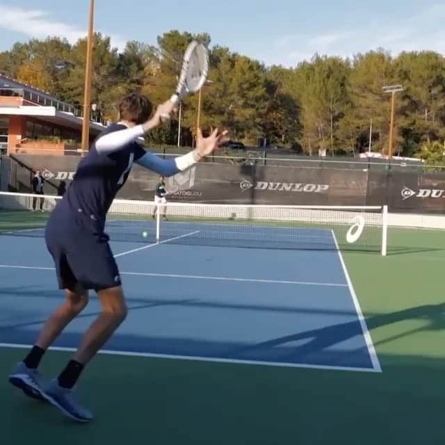 ダニール・メドベージェフのインスタグラム：「First week done ✅// Закончил первую неделю ✅」