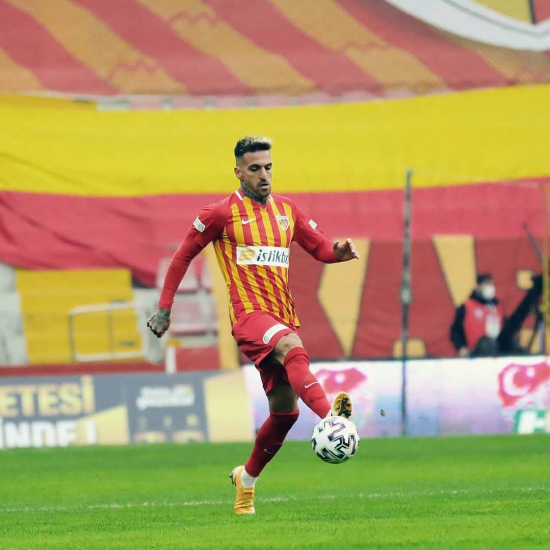 ミゲル・ロペスのインスタグラム：「Great fight team! 🟡🔴 #kayserispor #hardwork #nevergiveup」
