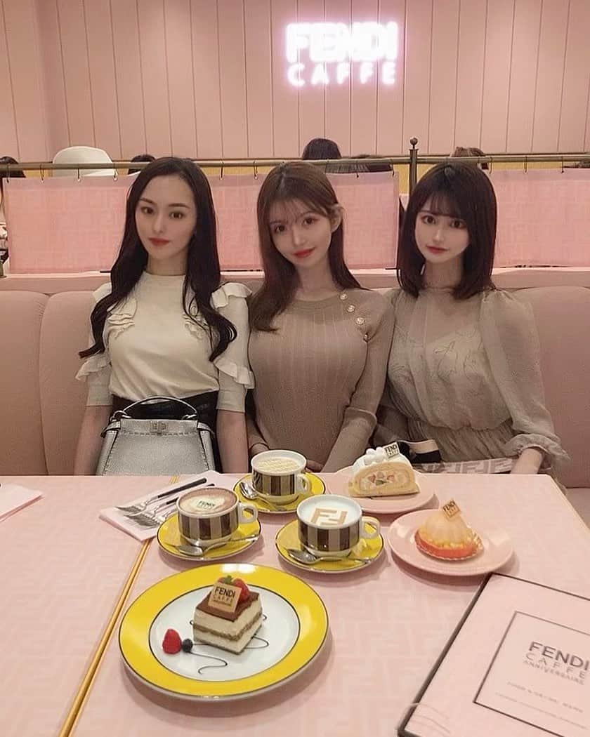 のインスタグラム：「fendi cafe❤︎   #fendi #fendicafe #フェンディ #フェンディカフェ #表参道カフェ #表参道 #アニヴェルセル　#女子会 #カフェ巡り」