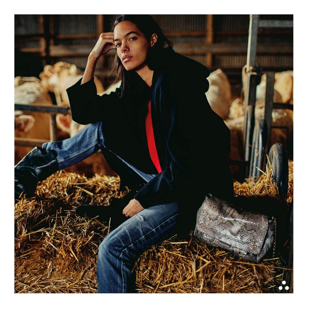 ジェロームドレイフュスのインスタグラム：「A forever friend, Lulu L in python #jeromedreyfusslulu . . Art Direction & Photo @germainchauveau Style @claire_dhelens Model @imnotgrace #jeromedreyfuss #lulu #jeromedreyfusslulu #rootsdeluxe #aw20」
