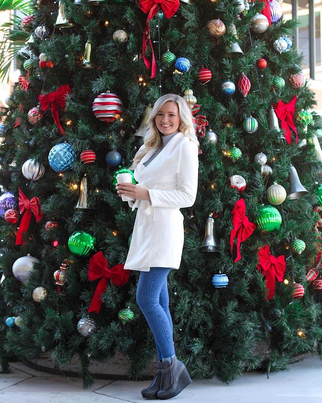 サシャ・カリスのインスタグラム：「Finally warming up, it was a chilly week in Miami! It finally felt like the Christmas season, though.🎄 Is it chilly where you are? ❄️⛄️ Outfit: @shopreddress 🤍  #reddressboutique #shopreddress #christmastree #christmas #christmas2020 #ltkfashion #ltkit #liketoknowit」