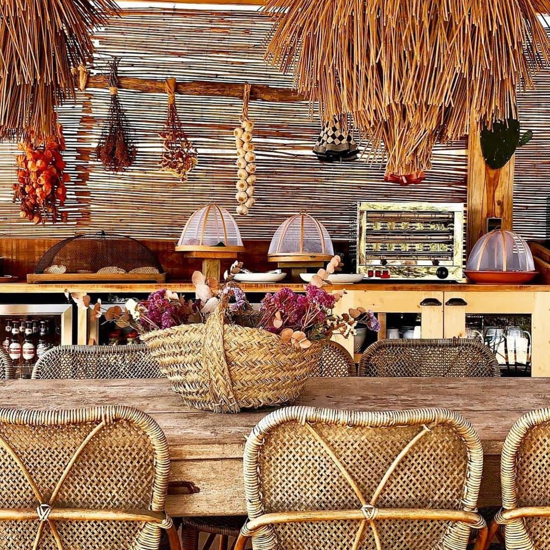 ソルドスのインスタグラム：「✨places and spaces we love✨: this dreamy breakfast setup at can tres formentera - a bohemian stay tucked away in the balearic islands. ⁣  *instantly adding to bucket-list?* us too 🌞🌾🌊⁣ ⁣⁣ 📷:⁣ @cantresformentera」