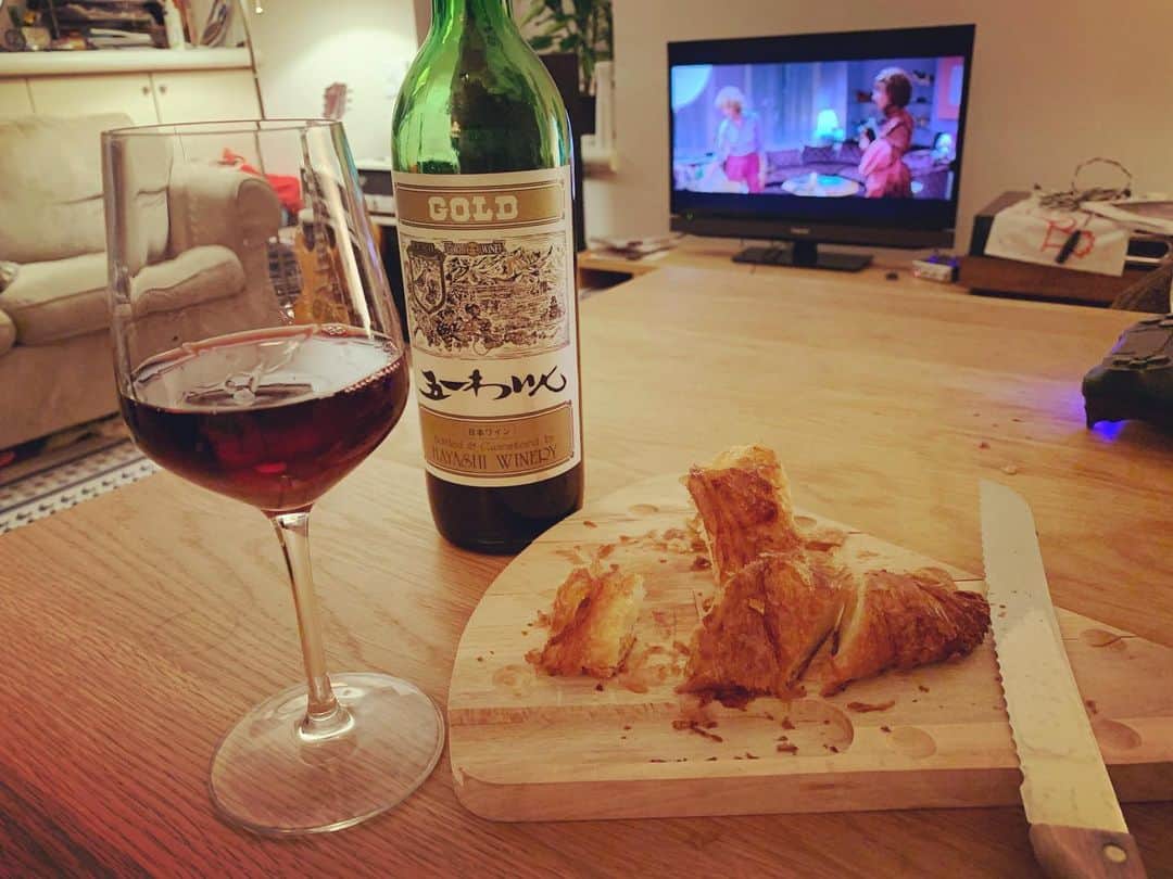 神谷洵平さんのインスタグラム写真 - (神谷洵平Instagram)「Wine、croissant & movie 💯」12月13日 2時01分 - junpeikamiya