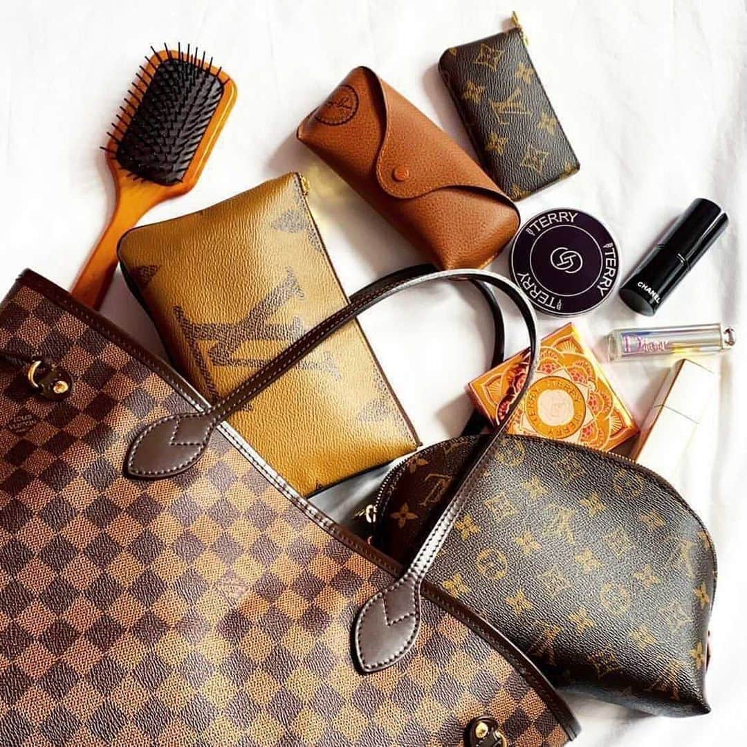 GILTのインスタグラム：「What’s in your #LouisVuitton? Photo by: @lizalovesluxe.」