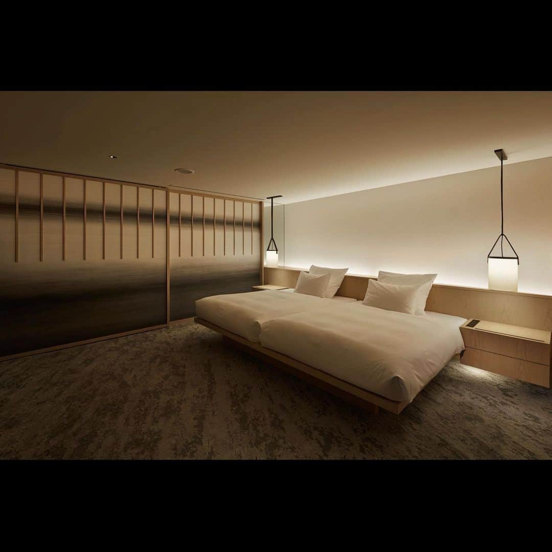 Wajueのインスタグラム：「SORANO HOTLE interior design : @curiositytokyo  photo : Nacasa&Partners  #wajue #和紙  #襖紙 #hoteldesign #abstractart #curiositytokyo #washi #wallpaper #japanesewallpaper #wallcovering #textures #luxuryhomes #surfacedesign #ecomaterials #interiordesign #interior #design #interiordesigner #interior_design #interiorart #interiorstyle #lighting #ecopaper #materials #handmade #luxurylifestyle #luxurydesign #designideas #deco #artwork」