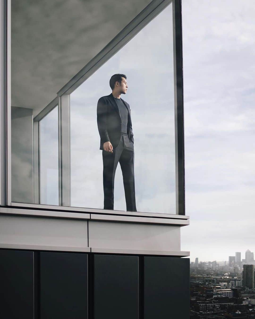 カナーリのインスタグラム：「In a city of dreams is where @qmike starts his own #ChasingBeauty journey. #Canali1934 #CanaliFW20」