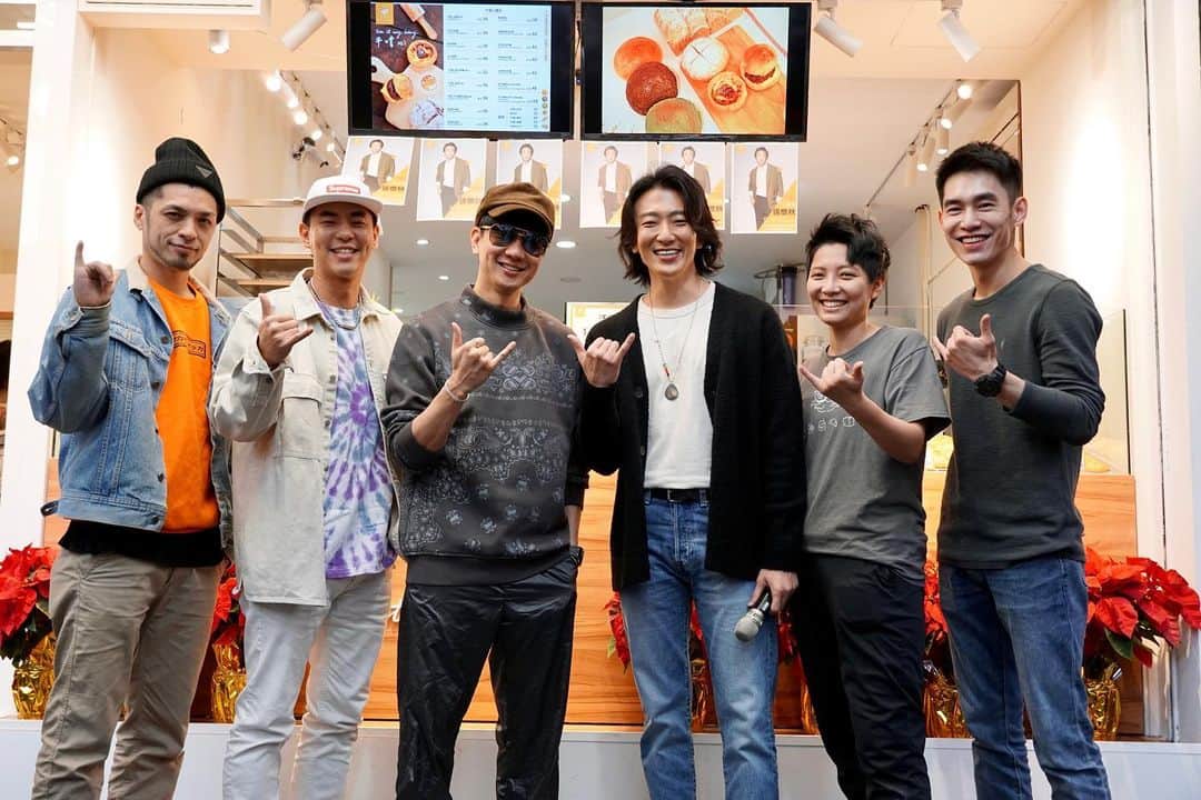 林俊傑のインスタグラム：「恭喜好兄弟 @harrychang1122  的麵包店開幕了！祝生意興隆，天天爆滿！  @takeiteasy_bakery   #真的很好吃」