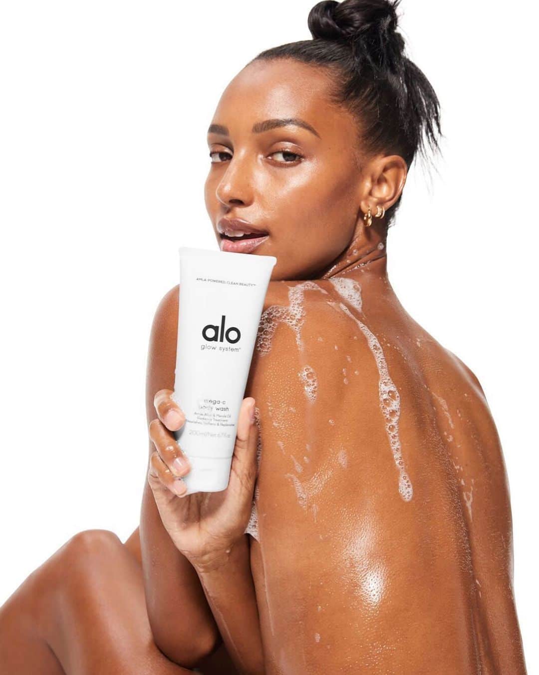 ALO Yogaさんのインスタグラム写真 - (ALO YogaInstagram)「For that post-sweat reset 💦 Meet the Mega-C Body Wash, - this yummy wash cleanses sweat, dirt & impurities while serving up a healthy assortment of skin food to hydrate & heal.  Follow @alo for more! #AloGlow」12月13日 2時18分 - aloyoga