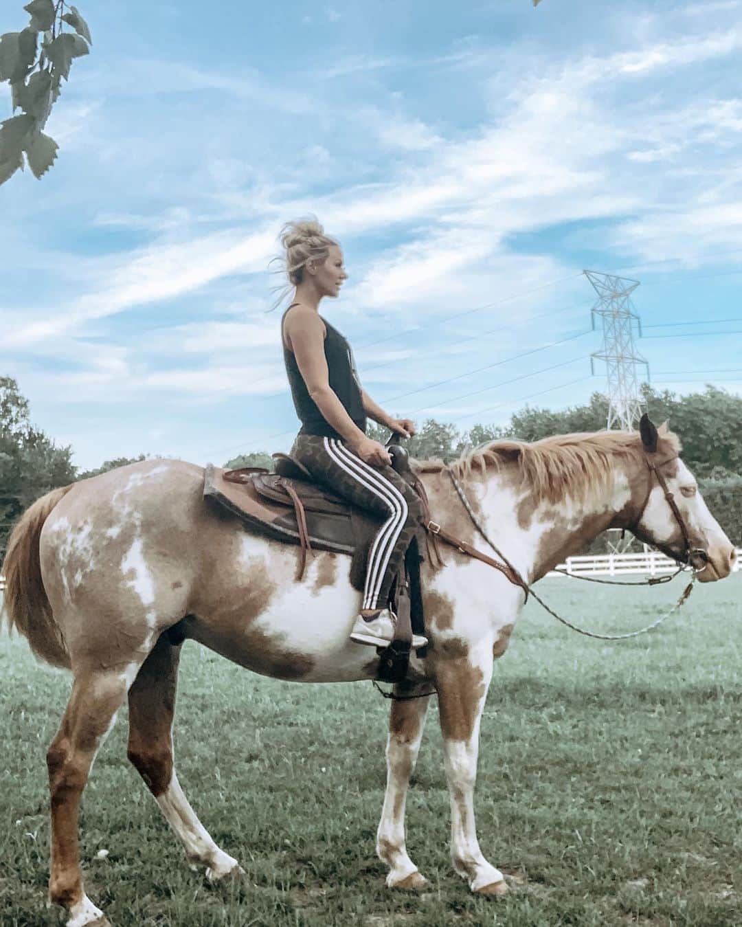 Kindly Myersのインスタグラム：「Goofing off with Tex」