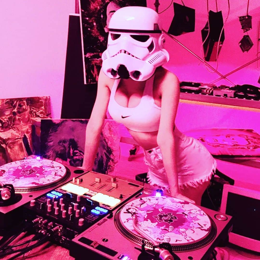 Dj Sodaのインスタグラム：「소보로들 잘자 소랑해!!🤍🖤good night🤍🖤」