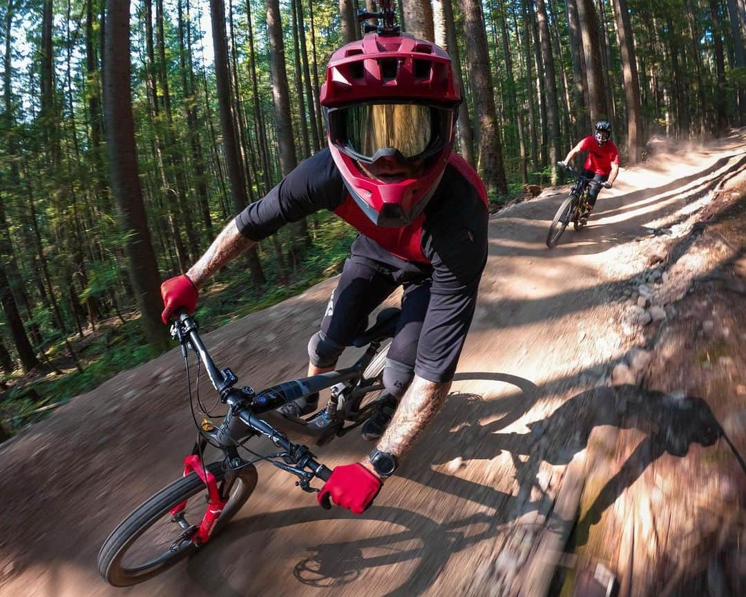 goproさんのインスタグラム写真 - (goproInstagram)「Photo of the Day: Staring down $220 savings on the #GoProHERO9 Holiday Bundle with #GoProAthlete @geoffgulevich 🚵‍♂️  ⠀⠀⠀⠀⠀⠀⠀⠀⠀ For a limited time, snag #GoProHERO9 Black, a spare battery, 64GB SD card, + 1-year subscription to GoPro for just $349. Hit the product tag or shop the link in our bio to get started 💰 Offer available globally. ⠀⠀⠀⠀⠀⠀⠀⠀⠀ #GoPro #GoProMTB #MoreEverything #DownhillMTB #MTB」12月13日 2時35分 - gopro