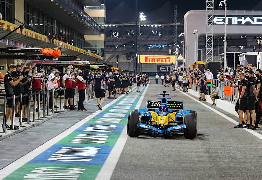 フェルナンド・アロンソさんのインスタグラム写真 - (フェルナンド・アロンソInstagram)「Ok. Still smiling, amaze how this beauty can be that fast . Hasta mañana 💙💛. @renaultf1team #R25 #V10 #RSspirit」12月13日 2時28分 - fernandoalo_oficial