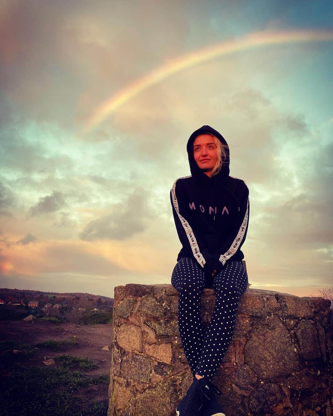 ザイヤ・ブルックサイドのインスタグラム：「What are you grateful for? ✨ (comment below!)   I’m grateful for time and the freedom to go and appreciate nature and the sun, plus a rainbow was shining right over me ✨」