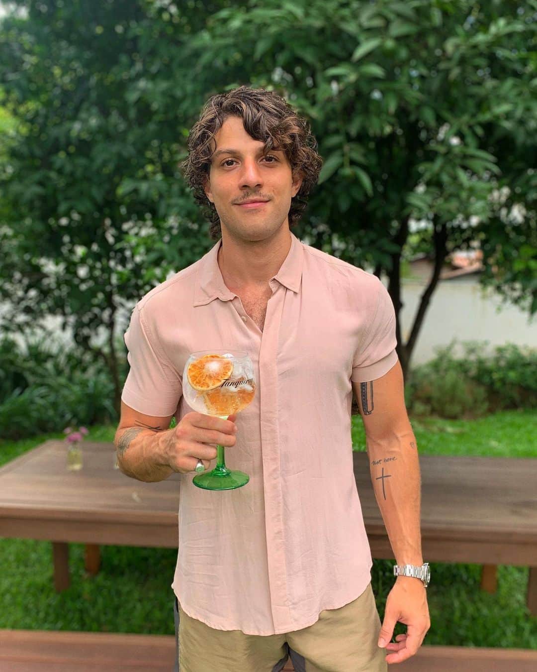 Chay Suedeのインスタグラム：「#publi  Já conhecem a última novidade de @tanqueraybr? Tanqueray Rangpur tem a combinação perfeita dos quatro ingredientes botânicos do clássico London Dry, com um toque cítrico dos limões-cravo da cidade de Rangpur na Índia. O drink do rótulo é o Tanqueray Rangpur & Tonic que tem um sabor cítrico, refrescante e ideal para o verão. Além de ser simples e rápido de preparar!  Você pode encontrar o lançamento no site do TheBar ou nas principais redes de varejo, bares e restaurantes. #TanquerayInconfundível Aprecie com moderação. Não compartilhe com menores de 18 anos.」