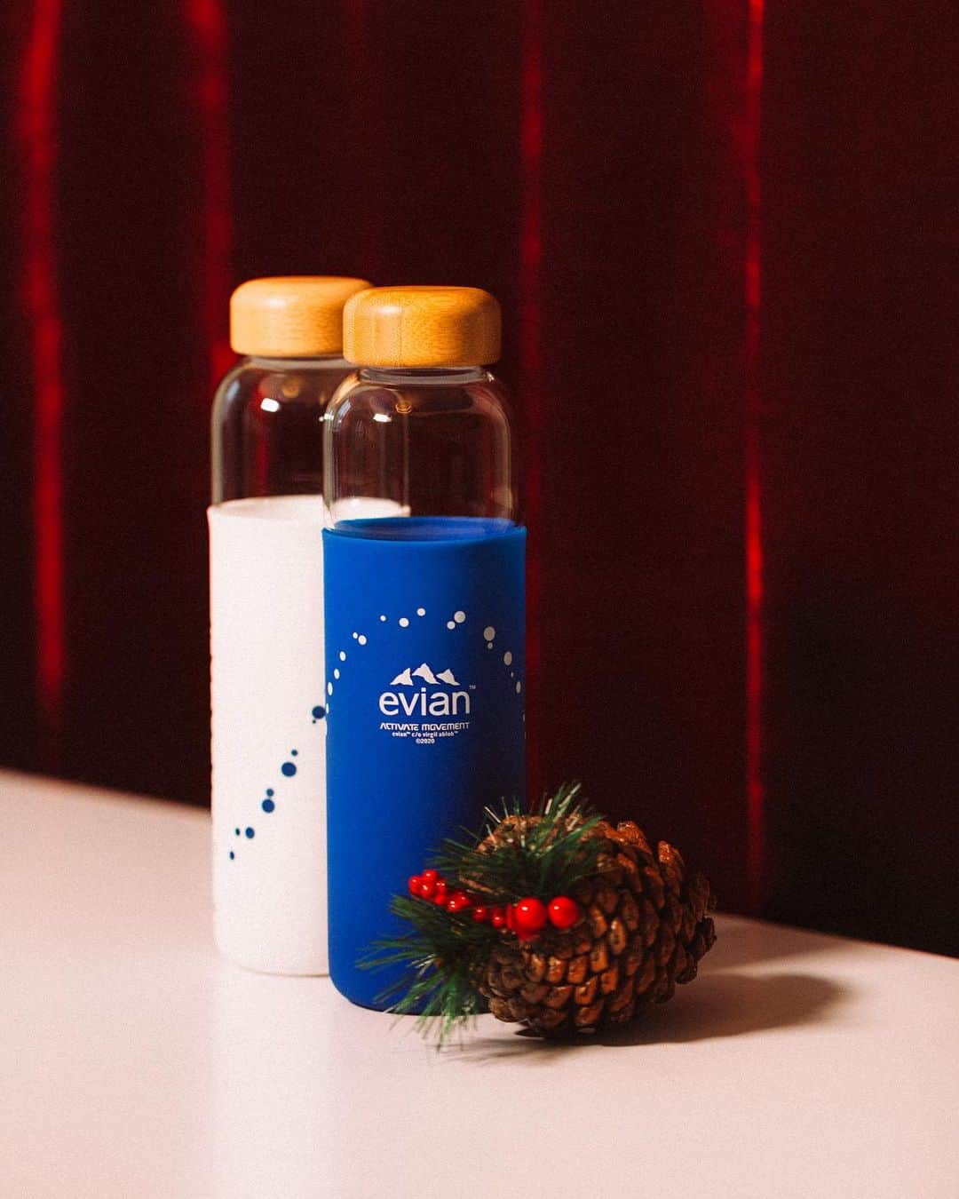 evianのインスタグラム：「Looks great in your bag on the go, looks even better under the tree. 🎁   Keep your loved ones hydrated this holiday season with our evian x Virgil Abloh Activate Movement reusable @somawater bottles ✨   Available in the UK on @ocadouk  Available in France on evianchezvous.com Available in the US on drinksoma.com   #evian #evianwater #stayhydrated #positivedrops」