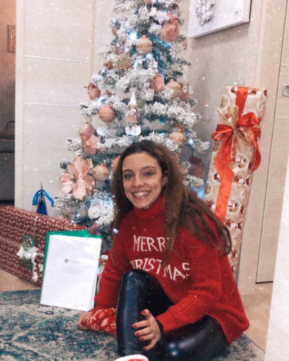 ジャダ・ルッソのインスタグラム：「Studying for the last exam @uniecampus 📚 - - - #studying#exams#uniecampus#christmasdecorations#christmasiscoming 🎅🏻🍀」