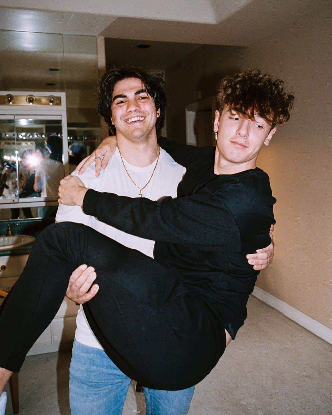 のインスタグラム：「/ LET’S RECREATE THIS PHOTO @brycehall @petroutv 🥳🙌 • this was taken (1 year ago) ✨」