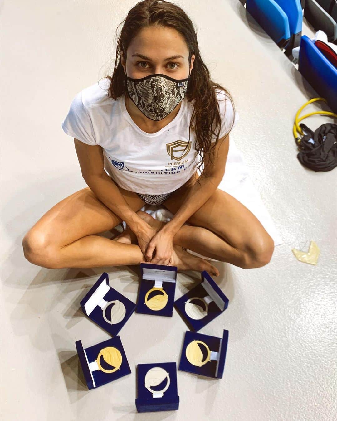 ズザンナ・ヤカボスのインスタグラム：「Országos Bajnokság kétezer-húsz módban 🥇🥈 Köszönöm a támogatást, szívesen úsztam😉」